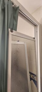 Mamparas de ducha y bañera rotas