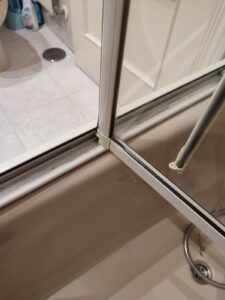 Mamparas de ducha y bañera rotas